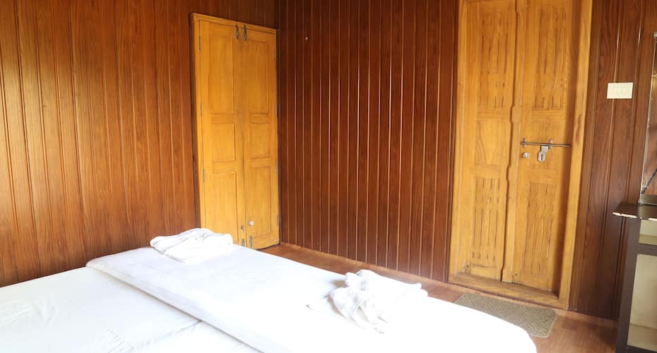 Alleppey Cryystal Holidays Houseboat, Alleppey 4